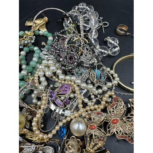 506 - A selection of quality costume jewellery.