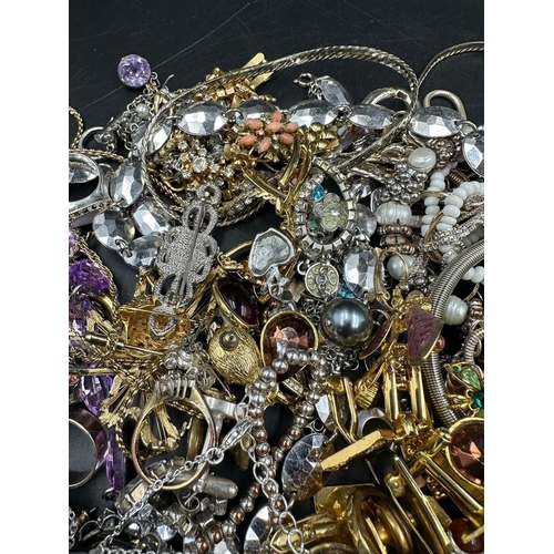 507 - A selection of quality costume jewellery.