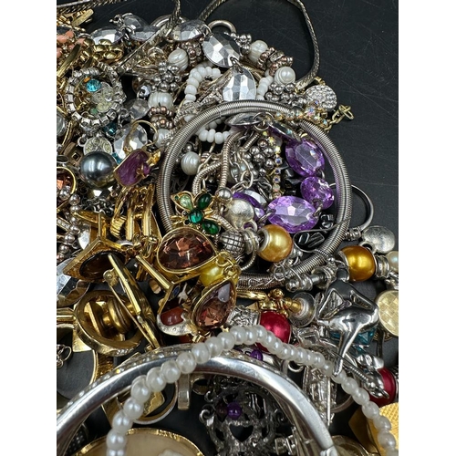 507 - A selection of quality costume jewellery.