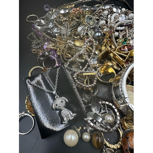 507 - A selection of quality costume jewellery.