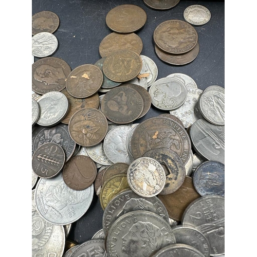 585 - A selection of UK and world coinage to include Francs, Roubles and Lira