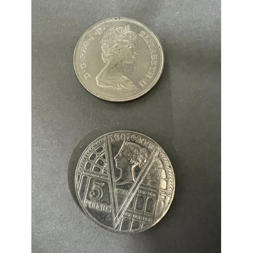 588 - A 2001 £5 coin and a 1981 Price Of Wales and Lady Diana Spencer