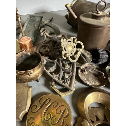 632 - A large selection of brass and copper curios including door knockers, syringe, horse brasses etc.