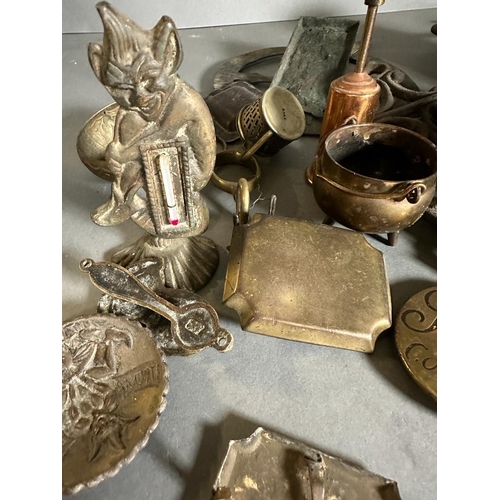 632 - A large selection of brass and copper curios including door knockers, syringe, horse brasses etc.