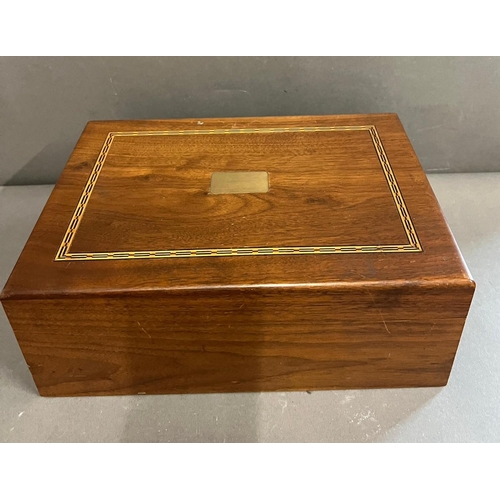 651 - A cigar humidor case with string inlay cutter and thirteen cigars (H10cm W28cm D20cm)