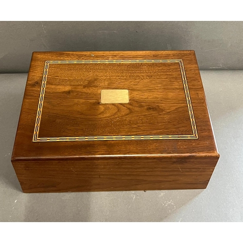 651 - A cigar humidor case with string inlay cutter and thirteen cigars (H10cm W28cm D20cm)