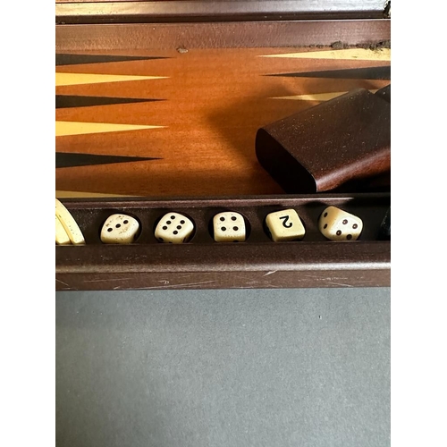 748 - A Backgammon set