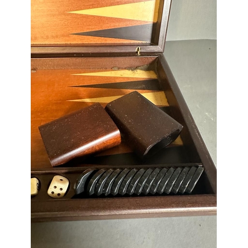 748 - A Backgammon set