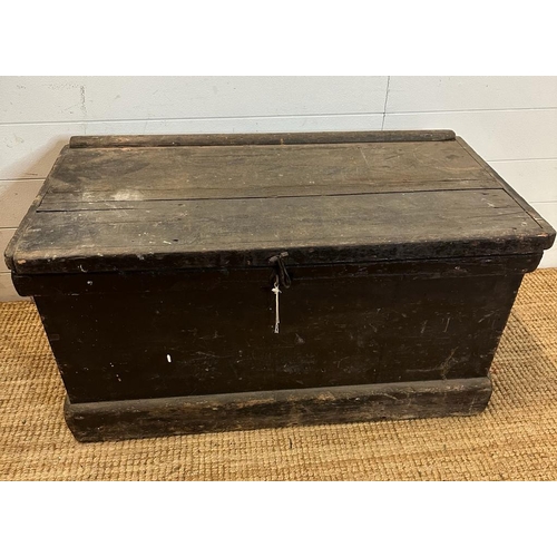 107 - A vintage black trunk with handles to ends (H49cm W90cm D46cm)