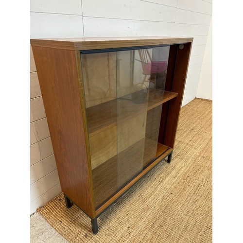 151 - A Mid Century glazed two shelf display cabinet (H100cm W107cm D30cm)