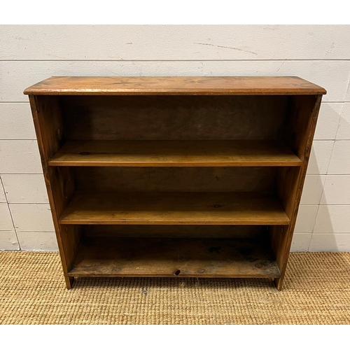 155 - An antique open light oak bookcase (H68cm W80cm D25cm)