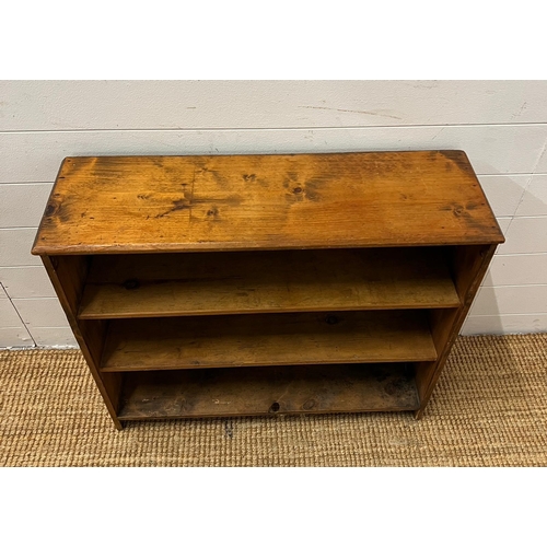 155 - An antique open light oak bookcase (H68cm W80cm D25cm)