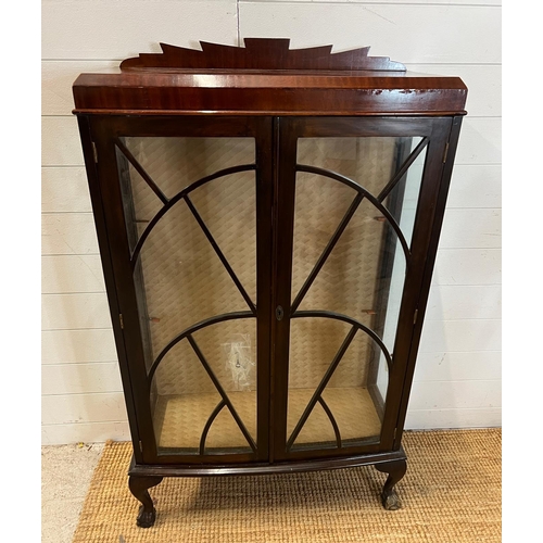 167 - Art Deco style mahogany display cabinet with glass shelves (H128cm W76cm D34cm)