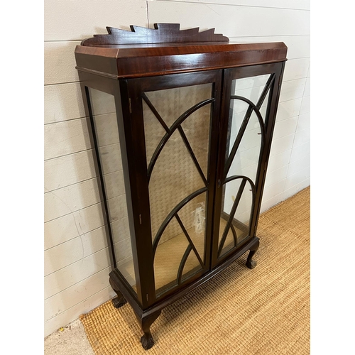 167 - Art Deco style mahogany display cabinet with glass shelves (H128cm W76cm D34cm)