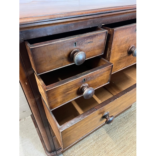 193 - A mahogany chest of drawers with four short and one centre drawer followed by three long (H120cm W12... 