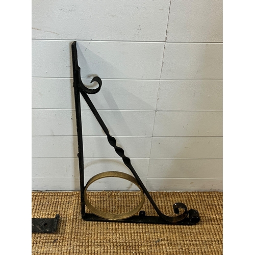 296 - A large wrought iron swing sign frame and two wall brackets (H118cm W122cm)