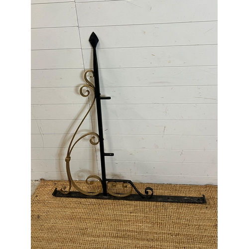 296 - A large wrought iron swing sign frame and two wall brackets (H118cm W122cm)