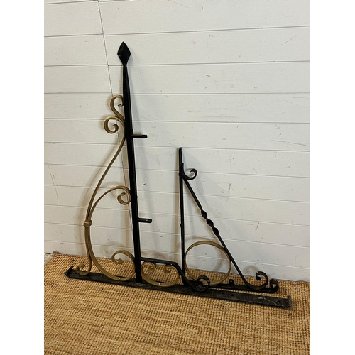 296 - A large wrought iron swing sign frame and two wall brackets (H118cm W122cm)