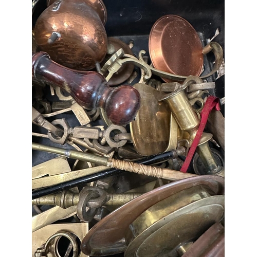 362 - A selection of brass and copper items to include toasting forks, candle sticks and door furniture