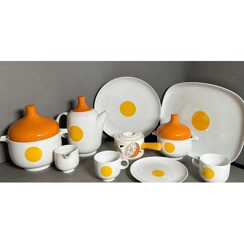 399 - An extensive Rosenthal 32 piece dinner service by Wolf Kamagel, to include dinner plates, cups and s... 