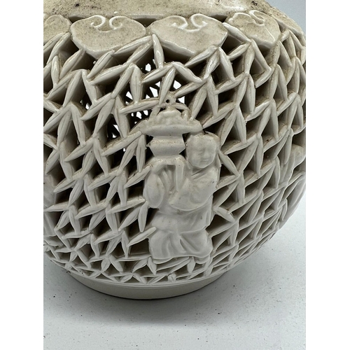 402 - A Chinese porcelain vase, pierced decoration of elders (H27cm)