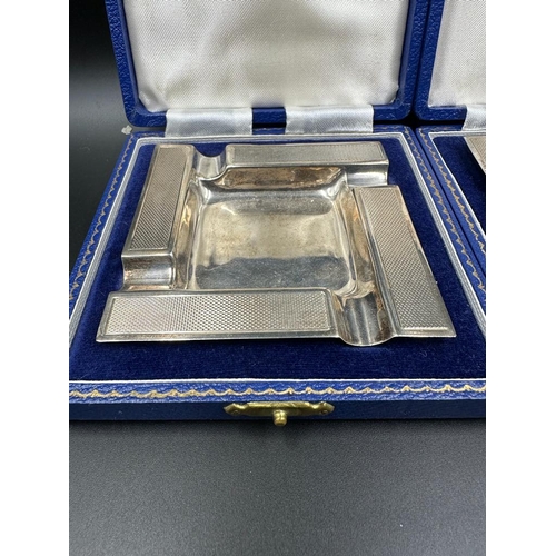 425 - Two boxed silver ashtrays, approximate total weight 126g, hallmarked for Birmingham 1972 J B Chatter... 