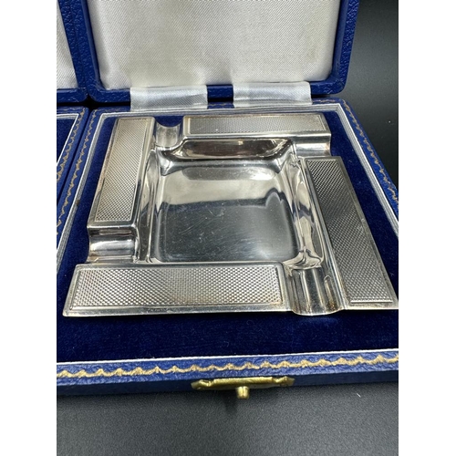 425 - Two boxed silver ashtrays, approximate total weight 126g, hallmarked for Birmingham 1972 J B Chatter... 