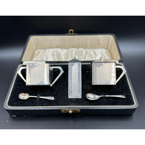 456 - A cased Art Deco silver cruet set, hallmarked for Birmingham 1936 by Sanders & Mackenzie