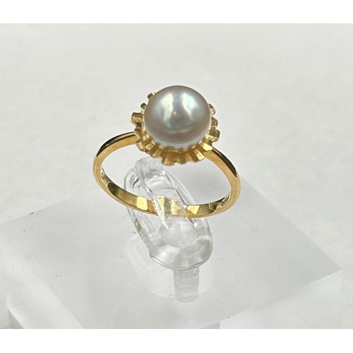 521 - An 18ct gold ring with single central pearl, approximate size O1/2, approximate weight 3.4g.