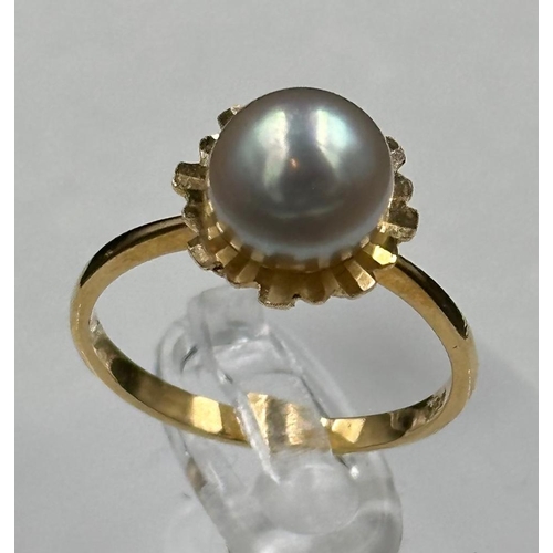 521 - An 18ct gold ring with single central pearl, approximate size O1/2, approximate weight 3.4g.