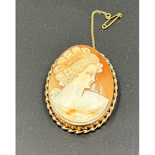 547 - A 9ct gold Cameo of a lady in classical pose, 48mm long.