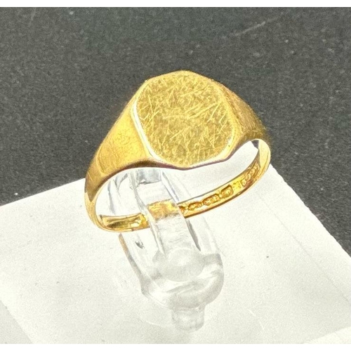 554 - An 18ct gold signet ring, approximate total weight 3.4g, size M