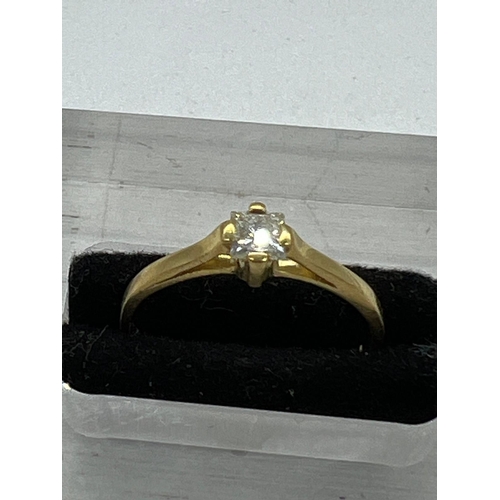 566 - An 18ct diamond ring, yellow gold marked 750 (Approximate Total Weight 2g) Size N