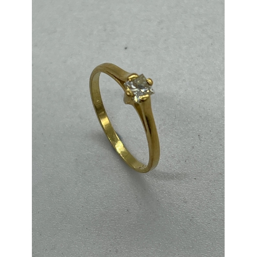 566 - An 18ct diamond ring, yellow gold marked 750 (Approximate Total Weight 2g) Size N