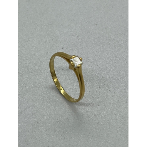 566 - An 18ct diamond ring, yellow gold marked 750 (Approximate Total Weight 2g) Size N