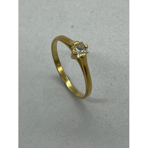 566 - An 18ct diamond ring, yellow gold marked 750 (Approximate Total Weight 2g) Size N