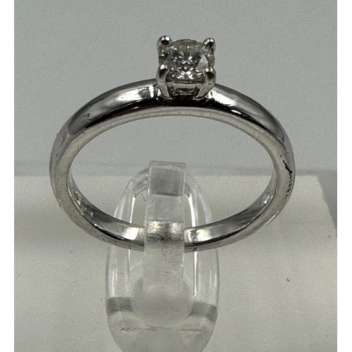 569 - An 18ct white gold diamond ring, size K.