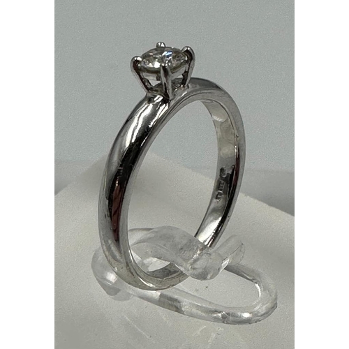 569 - An 18ct white gold diamond ring, size K.