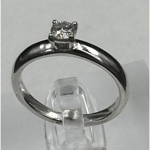 569 - An 18ct white gold diamond ring, size K.