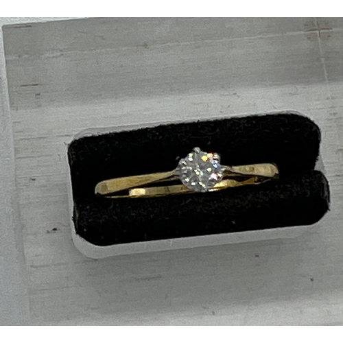 571 - An 18ct, marked 750 diamond ring, size P1/2