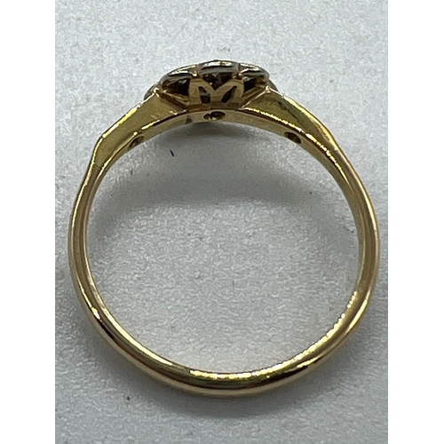 572 - A 9ct gold antique daisy ring, approximate size O