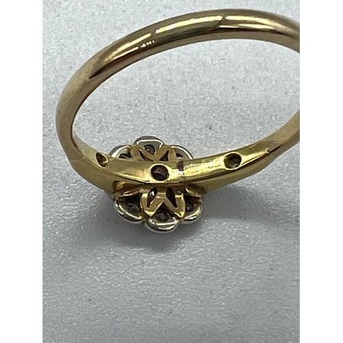 572 - A 9ct gold antique daisy ring, approximate size O