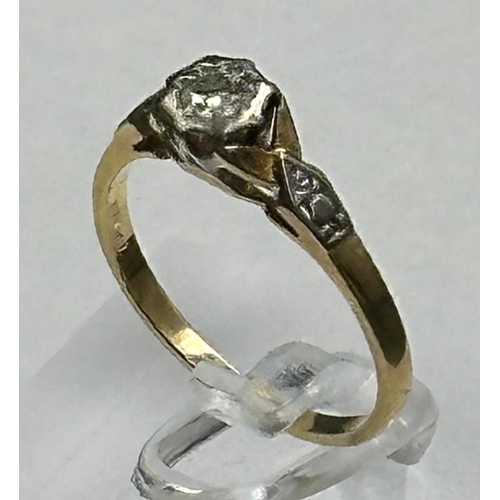 595 - An 18ct and platinum set diamond ring with central stone and shoulders Size M