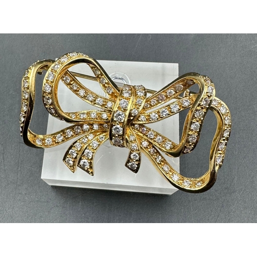 604 - A stunning 18ct gold and diamond bow brooch ( Approximate Total Weight 16.5g)