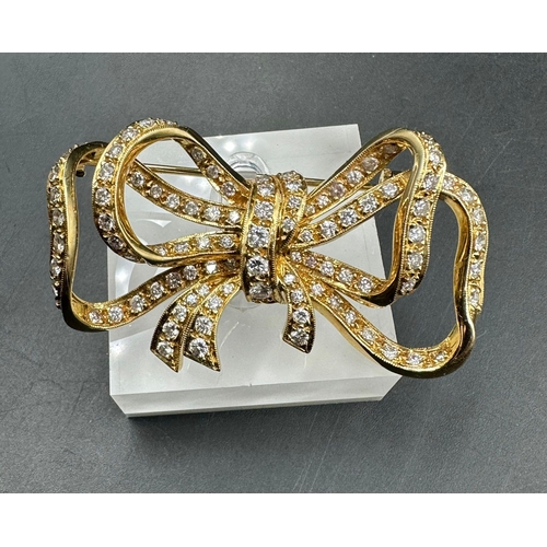 604 - A stunning 18ct gold and diamond bow brooch ( Approximate Total Weight 16.5g)