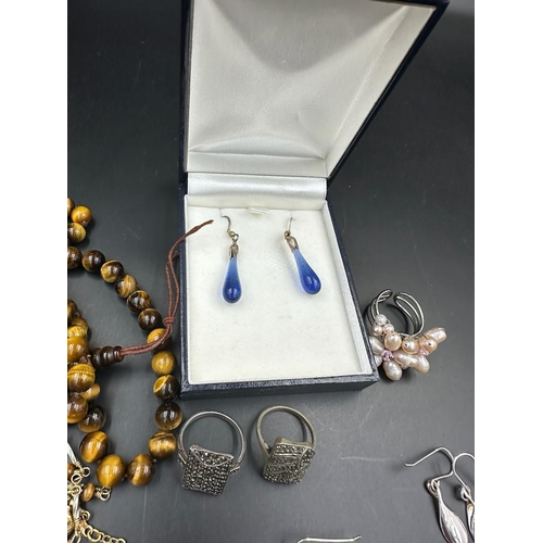 611 - A selection of costume jewellery to include silver earrings etc.