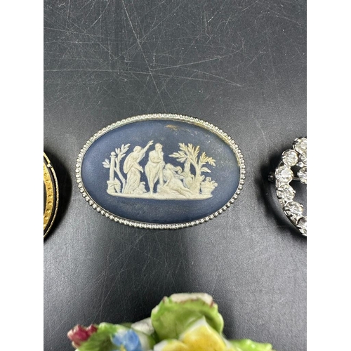 632 - A selection of costume brooches to include a Wedgewood Jasperware brooch