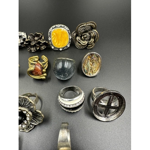 635 - A selection of quality costume rings