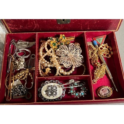 636 - A selection of costume jewellery