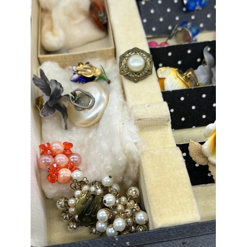 638 - A selection of vintage earrings